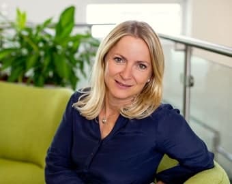 Marketing Managerin Stefanie Leuthardt sitzt auf grünem Sessel